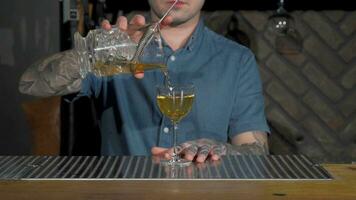 barman portion une cocktail pour une client video