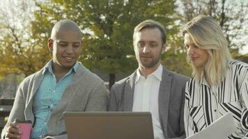 gruppo di uomini d'affari utilizzando il computer portatile a il parco video