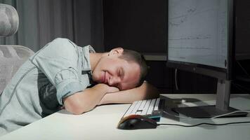 Mens glimlachen in zijn slaap resting Aan de bureau in voorkant van de computer video