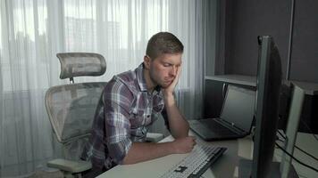gut aussehend Mann fallen schlafend im Vorderseite von seine Computer video