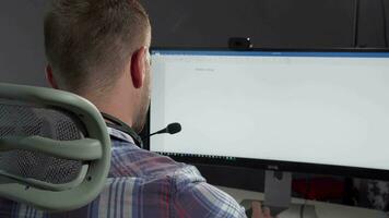 bello chiamata centro operatore sorridente per il telecamera dopo digitando su il suo computer video