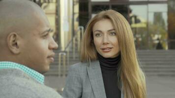 atractivo joven mujer de negocios hablando a su colega al aire libre video