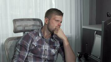 Man eating pizza while working on a project on his computer video