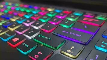 un juego de azar teclado ese tiene vistoso LED luces, con el principal color de el teclado siendo negro. eso tiene un forma ese es muy adecuado para el mano cuando mecanografía o jugando juegos. video