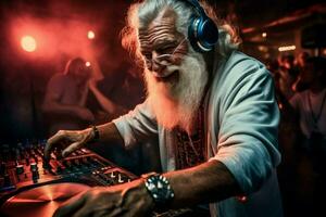 energético DJ antiguo hombre fiesta bailando personas club. generar ai foto