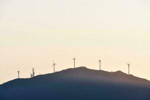 colina con molinos de viento foto