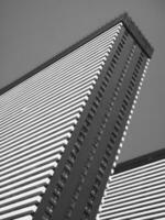 negro y blanco imagen de moderno arquitectura. foto