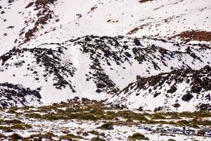 un montaña cubierto en nieve foto