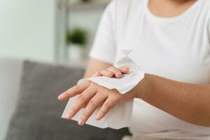 mujer toallitas limpieza su mano con un pañuelo de papel papel toalla. cuidado de la salud y médico concepto. foto