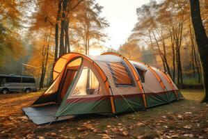 un grande turista tienda soportes en un césped en el medio de un bosque en otoño Mañana soleado clima. ai generativo foto