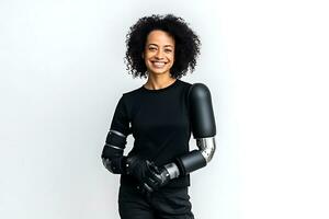 un discapacitado africano americano mujer en negro ropa con un prótesis en lugar de un mano poses en un blanco antecedentes. mujer sonriente y mirando a el cámara. ai generativo foto