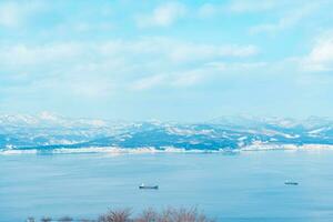 hermosa paisaje y paisaje urbano desde hakodate montaña con nieve en invierno estación. punto de referencia y popular para atracciones en Hokkaidō, japon.viajes y vacaciones concepto foto