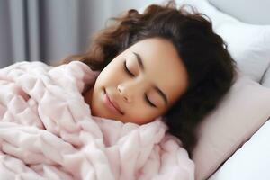 mezclado carrera adolescente niña dormido en cama en el Mañana cubierto con un rosado frazada. ai generativo foto