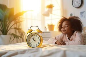 soñoliento africano americano niña en su cama temprano en el mañana, el alarma reloj muestra el hora a despertar arriba. ai generativo foto