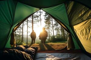 fin de semana con un tienda en el bosque. un hombre y un mujer son caminando y disfrutando el ver de naturaleza. ver desde el atrás, dentro el carpa. ai generativo foto