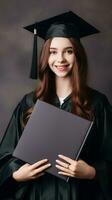 graduado niña en un negro vestido y sombrero soportes en un gris antecedentes y sostiene un graduación álbum en su manos. ai generativo foto