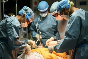 un grupo de cirujanos ejecutando un operación en un militar hospital. ai generativo foto