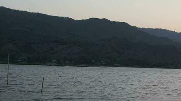 bellissimo d'oro tramonto su il lago video