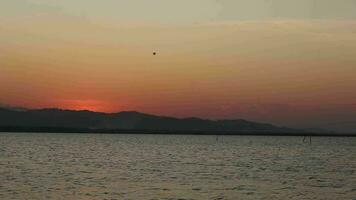 bellissimo d'oro tramonto su il lago video