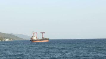 lading schip verankerd in de zee video