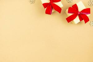 Navidad plano laico con regalo cajas con rojo cinta y copo de nieve decoración en arte papel antecedentes. festivo estilizado Bosquejo composición. parte superior vista. Copiar espacio. foto