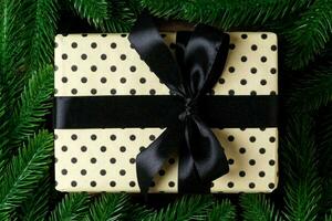 vista superior de la caja de regalo festiva decorada con ramas de abeto verde. tiempo de navidad con espacio de copia foto