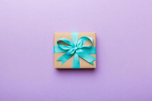 fiesta presente caja terminado de colores fondo, parte superior vista. Copiar espacio para diseño foto