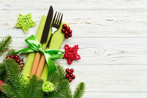 vista superior de cubiertos festivos sobre fondo de madera de año nuevo. decoraciones navideñas con espacio vacío para tu diseño. concepto de cena navideña foto