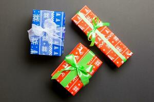 regalo caja con blanco y verde arco para Navidad o nuevo año día en negro fondo, parte superior ver foto