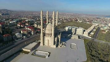 zangão aéreo Visão do a mesquita. Baku, Azerbaijão video