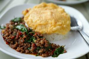 carne de vaca albahaca, tortilla en un plato foto