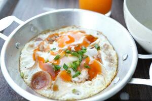 freído en sarten huevos, desayuno para turistas foto