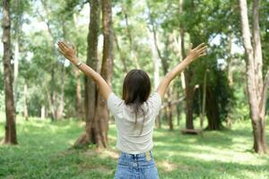 mundo ahorro concepto contento hembra turista en medio de bosque foto