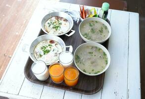 picado Cerdo gachas de avena desayuno para turistas foto