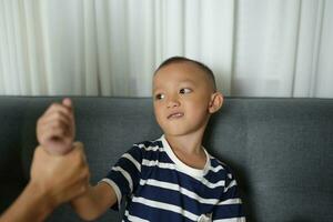 detener abusando violencia, niños violencia y abusado concepto foto