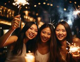 grupo de contento amigos jugando fuegos artificiales y celebrando en restaurante a noche, ai generativo foto