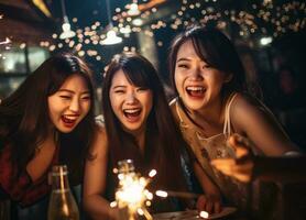 grupo de contento amigos jugando fuegos artificiales y celebrando en restaurante a noche, ai generativo foto