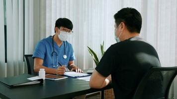 Doctors are explaining the treatment of a patient's illness while wearing a mask during the epidemic. photo