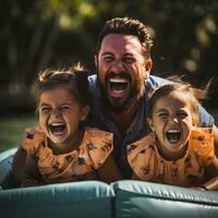 riendo familia teniendo divertido mientras montando en un plátano barco foto