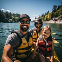 aventurero familia kayak y explorador el línea costera foto