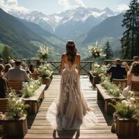 romántico al aire libre ceremonia con montañas en el antecedentes foto