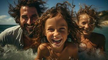 sonriente familia jugando en el Oceano olas en un soleado día foto