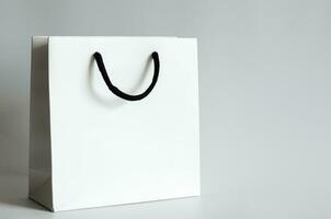 blanco compras papel bolso en blanco antecedentes para negro viernes compras rebaja concepto. foto