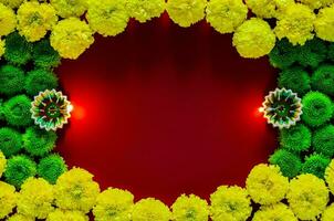 arcilla diya lamparas iluminado a celebrar para diwali festival con vistoso flores en vacío oscuro rojo antecedentes. foto
