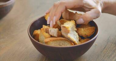 un niña toma galletas desde un arcilla plato video