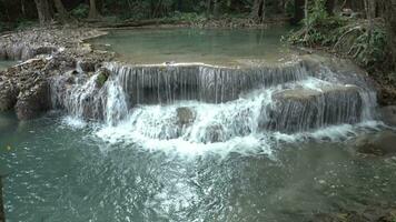 erawan cascada , erawan nacional parque en kanchanaburi, Tailandia video