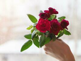 un ramo de flores de mini rosas en tu mano. foto