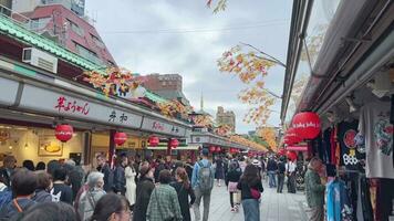 tokyo , japan - Maj 29 , 2023 fotgängare handla på asakusa i tokyo , japan video