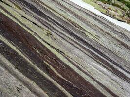 en capas montaña textura. Roca textura. cruzar sección de rocas geológico capas. de colores capas de piedras en sección de el montar, diferente rock formaciones y suelo capas. foto