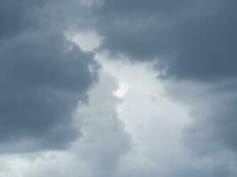 un lluvia frente en el cielo. tormenta nubes cielo antecedentes con nubes foto